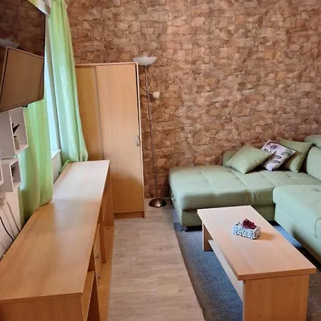 Apartman Ruhiggelegenes Mit Terrasse In Strandnaehe By Interhome