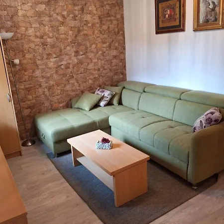 Apartman Ruhiggelegenes Mit Terrasse In Strandnaehe By Interhome Trogir